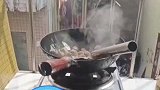 女子阳台做饭被邻居吐槽，没意识到问题还怒怼邻居