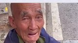 老人想搭车掏了许久口袋又无奈下车，姑娘的做法太让人暖心