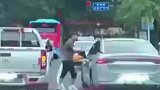 两名司机路上起争执，其中一名男子下车挑衅白车司机