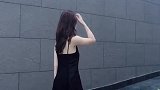 青山荡漾在水上晚霞正吻着夕阳