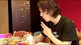 李承铉和戚薇约会就吃墨鱼饭，牙缝都是黑的，戚薇一脸嫌弃！