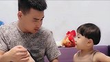 爸爸不小心把脚磕肿了，小情人竟然这样安慰爸爸，爸爸也无语了