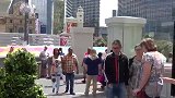 大叔穿的衣服太好笑了，肚子太大了