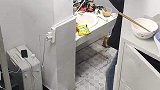 宿舍内杂乱无章，垃圾满地也不收拾