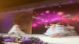 伴娘团们在婚礼上表演123我爱你舞蹈，网友好可爱啊