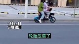 银川街头三人共骑一辆共享单车，路人：姑娘，不讲武德，轮胎压扁啦！