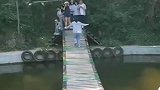 男子飞奔通过水桥，一波操作引在场人尖叫