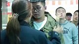小伙过安检，谁料安检员直接打了他俩耳光，这下把排队的人吓坏了
