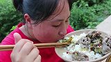 牛肉和它是绝配,胖妹这吃相脸都吃红了,看的流口水