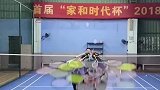 男子手持数十把羽毛球拍，与好友打羽毛球