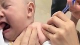 小宝宝还在睡梦中，突然被护士来一针，这反应真是萌翻了！