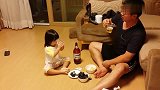 女儿陪爸爸喝酒，爸爸刚喝完立马给满上，爸爸醉的瞬间想戒酒了