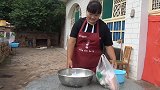农村阿霞在家做手工饺子，一次做了4大盘，刚上桌大家就猛吃起来