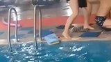 这绝对是亲妈啊，不下水学游泳，一脚踹下去