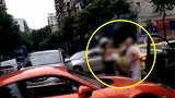 开车起冲突 重庆一保时捷女车主怒扇男司机耳光