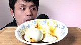 Yuma小哥吃日本招牌白牛乳气球布丁，QQ的好好吃的样子！
