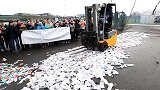 抗议工资低 法国手机修理公司员工开叉车碾坏1000台苹果手机