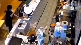 我老猪来了！江苏南京奶茶店闯入一头野猪，店员翻柜台避险江苏南京 野猪 奶茶店
