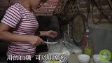 桃子姐在家自制蛋黄酥，一次做6个，香酥可口，两小孩吃得美滋滋