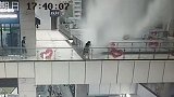 惊险！东莞某商业中心顶棚突然坍塌  1人被砸中送医