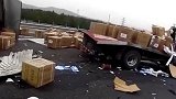 高速上边开车边直播出车祸致妻儿双亡 男子现场跪地痛哭