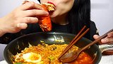 大妈吃龙虾，搭配火辣辣的面，很解馋