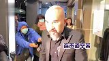 辛龙殡仪馆闭馆回家，面容憔悴难以走出悲伤，双手合十感谢媒体