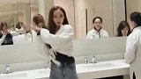 小姐姐在洗手间里面尬舞，吸引了保洁阿姨的目光
