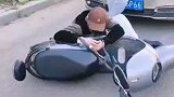 两辆车发生碰撞，结果真的意想不到呀