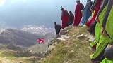 不惧生死的勇士，天门山翼装飞行，穿越极窄山洞！