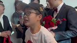 新郎接亲遇堵门天团，史上最多小孩堵门