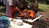 越南大户人家办喜事，用整个黄金烤猪来待客