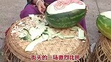 街头一场激烈的争斗，3位大妈用手中刻刀争夺最美作品