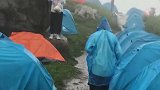 好不容易体验一次住帐篷，结果下起了倾盆大雨！