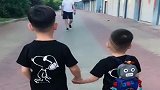 相差2岁的兄弟俩，正耍帅时遇到喝高回来的老爸，下一幕太搞笑了