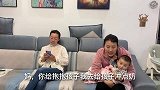 丈夫寄两万请月嫂，回家见妻子抱娃干家务，婆婆躺着玩手机，解气