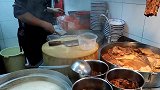 香港街头特色美食，几十年的牛杂粉老店，每天来的人都络绎不绝！