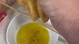 三根油条就挤出这么点油，我们老家油条能挤出半碗，炒好几顿菜！
