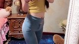 女神身材真好，穿紧身裤真好看
