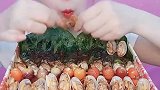这么一大盘美食，这姑娘挑战一分钟之内吃完，你们猜她能吃完吗？