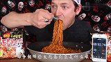 全世界的人都在挑战火鸡面，小伙10分钟吃15袋，被辣到抓狂！