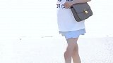 街拍美女，阳光下穿短裙的小姐姐，该会是多少人的青春啊