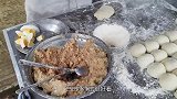 大叔卖特色炸包子，4元一个，连吃10个不过瘾，家长们来疯抢