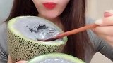 吃冰小姐姐吃椰子灰哈密瓜果冻，这一个吃完，又解渴又抗饿