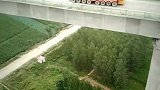 中国箱梁运梁车勇往直前，助力桥梁高速发展，向建设者点赞加油
