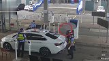男子酒后坐车路遇检查站查车，二话不说下车殴打辅警被刑拘