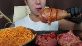 小伙直播吃辣面条和烤火鸡腿，大口吃肉真是过瘾