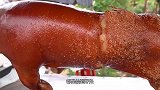 小伙街头现场烤猪，拔出个腿汁水冒出，食客一次买10斤！