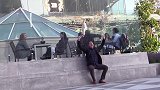 男子故意发出很长的哈欠声，路人非常尴尬