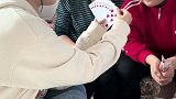 谁能看出来茶几上水果盘里是什么水果！